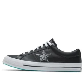 One Star Graffiti Black White « Black White »
