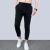 Pantalon de jogging en tricot avec logo, tailles asiatiques « Noir »