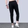 Pantalon de jogging en tricot avec logo, tailles asiatiques « Noir »