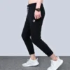 Pantalon de jogging en tricot avec logo, tailles asiatiques « Noir »