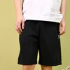 Short en polaire Go-To à chevrons et étoiles brodées, coupe standard, tailles asiatiques « Noir »