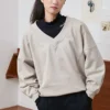 Sweat à capuche beige à col en V en maille ample, couleur unie