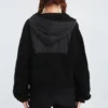 Veste à capuche en laine d&rsquo;agneau avec fermeture éclair intégrale, noire